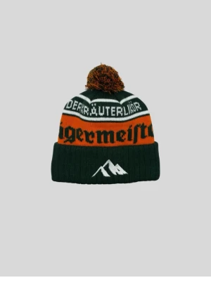 Jäger mössa - Håll värmen med stil! Våra mössor är gjorda för afterski, fest och gemenskap – lika sköna i backen som i baren. 🎿 Tillverkade i mjukt, värmande material med en tidlös design som passar både vardag och äventyr. Ett måste för dig som gillar stil, komfort och goda vibbar. ❄️