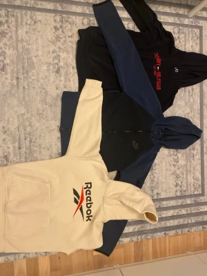 Hoodies - Reebok, nike och tommy hilfiger. Använt några gånger. Reebok tröjan är nästan ny jag har inte använt den så mycket