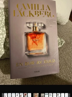 En bur av guld - En bur av guld av Camilla Läckberg är en spännande roman med ett elegant omslag som lockar till läsning. Perfekt för dig som gillar starka karaktärer, dramatik och oväntade vändningar. En bok som passar unga vuxna som vill ha något både snyggt och fängslande i bokhyllan.