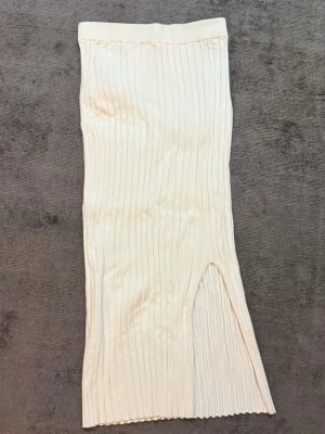 Ribbad vit kjol med slits  - Monki 