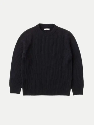 Svart stickad tröja Nudie Jeans - Mysig svart stickad tröja från Nudie Jeans i storlek S. Tröjan har en klassisk rund halsringning och ribbad struktur som ger en clean och stilren look. Perfekt till höst och vinter när du vill hålla dig varm och snygg. Ny pris 2000kr