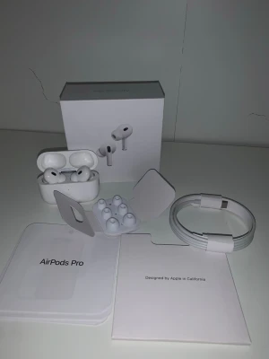 AirPods Pro 2 - AirPods Pro 2. USB C. Mycket bra skick. Garanti till i Augusti. Får med sladd och öronproppar i olika storlekar. Hör av er vid funderingar.   Vid bulk köp billigare