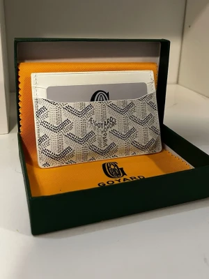 Plånbok Vit Färg - Tjena, säljer denna stilrena och helt nya plånboken i vit färg. Skriv gärna vid intresse! 