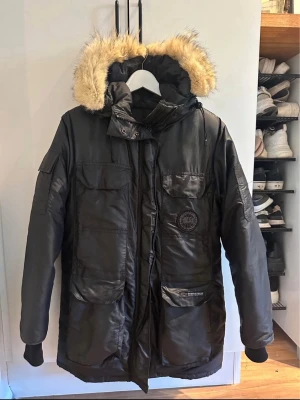 Svart Canada Goose Expedition parkas - Canada Goose parkas Strl: S Färg: Svart  Sparsamt använd och i mycket fint skick. Säljs då den inte används
