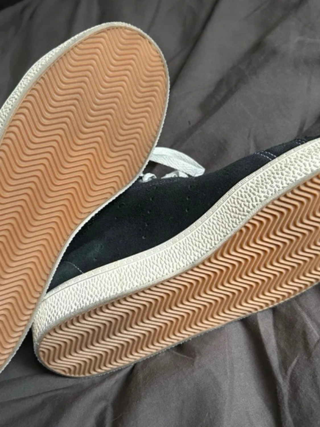 Svarta adidas sneakers i mocka - 1