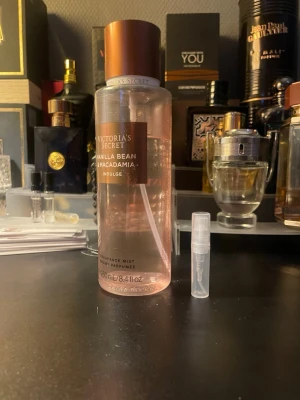 Vanilla Bean & Macadamia 2 ml - Fräsch body mist från Victoria's Secret med doft av Vanilla Bean & Macadamia. Perfekt för dig som vill ha en lätt och söt doft.