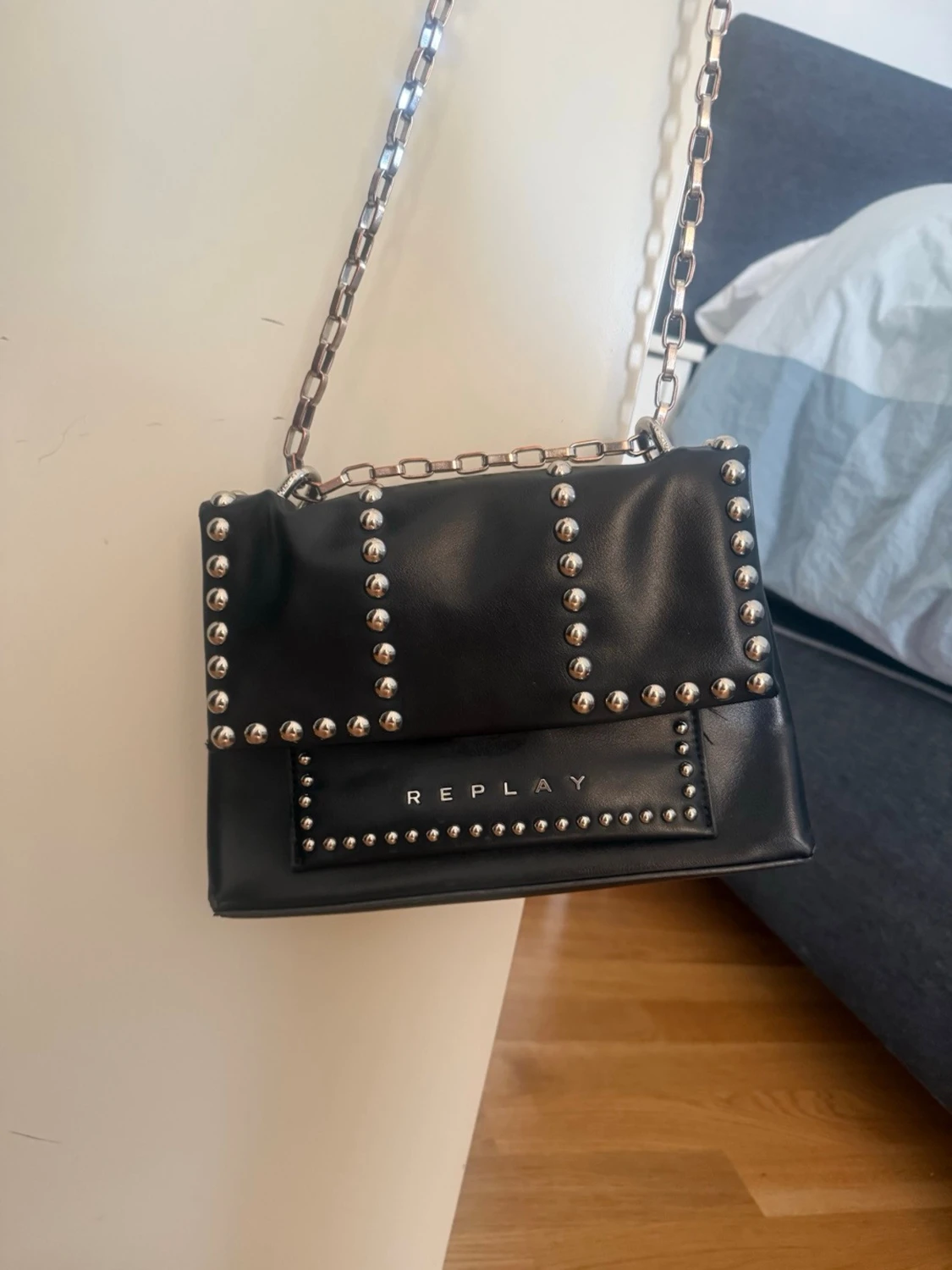 Svart axelväska med nitar från Replay