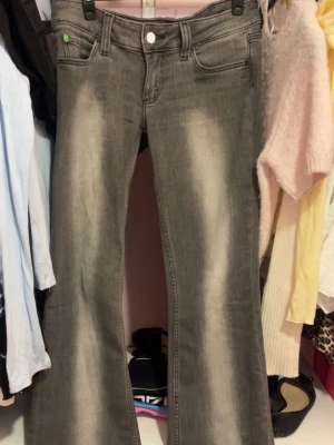 Grå weekday jeans - Jättefina grå bootcut weekday jeans, lite slitning längst ner