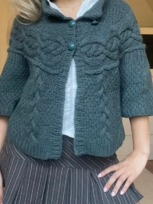 Trekvartsärmad kofta - Så himla snygg grön Trekvartsärmad kofta. Passar flera olika storlekar, xs-m💚