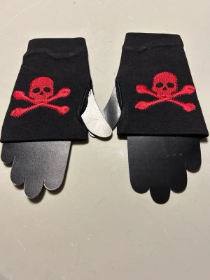 Vantar med blonderade döskallar i onesize. - Helt nya vantar i storlek onesize. Broderade döskallar. Material i Stretchig. Bomullstrikå.