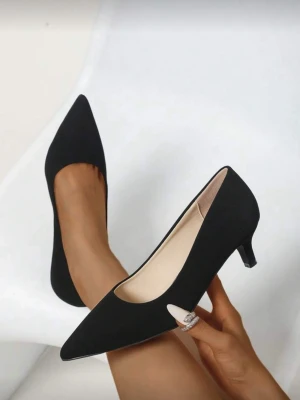 Svarta pumps med spetsig tå - HELT NYA!! Fick hem dom idag, men va tyvärr fel storlek. Orkar inte krångla med att skicka tillbaka . 