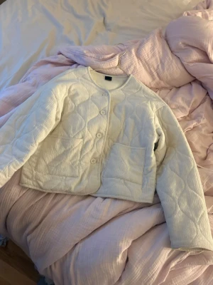Jacka från Gina Tricot  - Fin men använd jacka från Gina, i Creme vit 