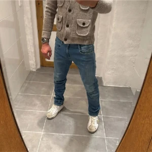 Replay jeans  - Ett par snygga jeans från Replay i storlek W29 L34 i modellen Anbbas 