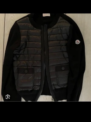 Moncler Cardigan - Intresse koll på min Moncler cardigan som är köpt är på Plick. Den är använd men inget som syns på skicket. Pris kan diskuteras 