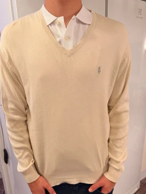 Ralph Lauren tröja -  Ralph Lauren tröja storlek s  Skick enligt bild  Modellen är 180 cm