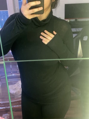 Svart polotröja från Primark L - En svart polotröja från Primark i storlek L. Tröjan har lång ärm och en klassisk polokrage som sitter snyggt runt halsen. Materialet är mjukt och stretchigt, perfekt för lager på lager under höst och vinter. Enkel och stilren design som funkar till allt.