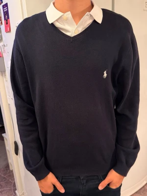 Ralph Lauren tröja  -  Ralph Lauren tröja   Skick enligt bild  Modellen är 180 cm