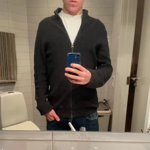 John Henric cardigan - Säljer en cardigan ifrån John Henric i storlek S, bra skick.