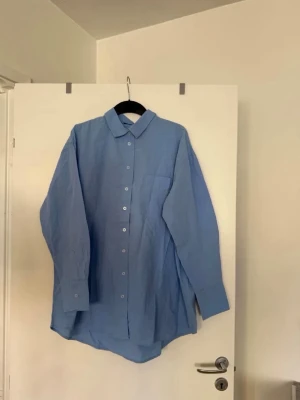 Skjorta blå  - Storlek XL. Aldrig använd. 