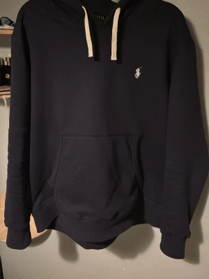 Ralph lauren hoodie  - Här är en skit snygg mörkblå Ralph lauren hoodie, den är använd nångång inte många gånger alls. Den har inga hål eller defekter alls. MVH Northresell 