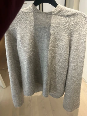 Grå stickad hoodie med huva - Mysig grå stickad hoodie med huva och lång ärm.  Jätte snygg och i storleken xs💗