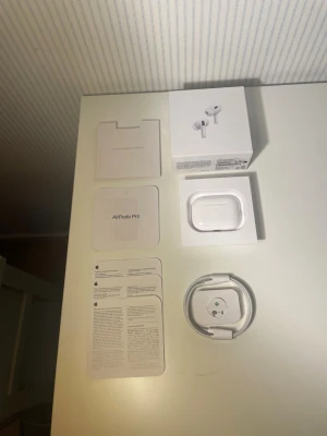  AirPods Pro 2 (USB-C) - Säljer dom bästa av dom bästa 1:1 airpodsen. Aldrig använda. Fås med allt på bild. Aktiv brusredocering. Finns till och med artikelnummer och det står på baksidan designed by apple in california. Extremt bra kvalite