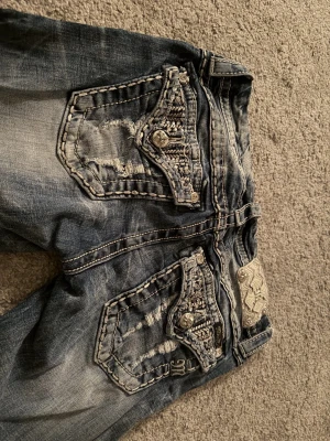 Miss me bootcut jeans ! - Säljer dessa jätte snygga Miss Me jeans som är köpta i en vintage butik i New York (därav lappen). Köptes för 900 kr och har ingen aning vad jag ska lägga för pris så skicka gärna bud:) Obs att benen är lite uppklippta, men visar inga andra defekter!
