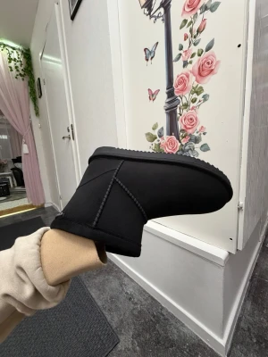 Varmfodrade boots ( HELT NYA ) - Säljer MCKINLEY Siro W kängor från Intersport. Skorna är helt nya och aldrig använda. Råkat köpa fel storlek, dessa är i storlek 37 men jag behöver 36 så de är för stora och ramlar av min fot. Kvitto finns. Kartongen finns tyvärr inte kvar då den råkade slängas. Skorna är i perfekt skick.