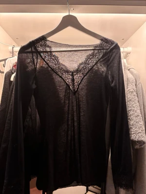 Svart långärmad spetsblus från intimissimi - Superfin tröja feån intimissimi, den ser större ut på galjen än vad den är när den sitter på💕skriv om ni har nåra frågor