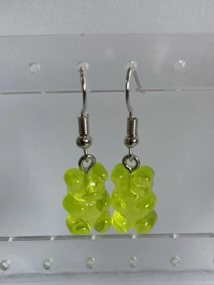  Gröna gummibjörns örhängen  - Handgjorda örhängen som görs av mig. Med gröna gummibjörn på sig . Frakten är ca 22-100kr beroende på vikten på produkten . Kontakta mig om du vill köpa.