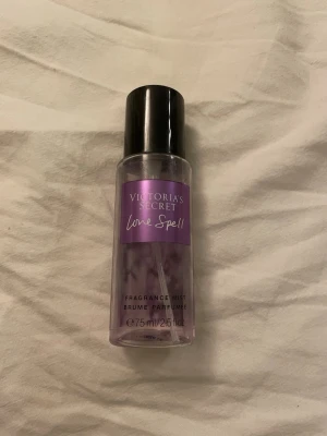 Love Spell Fragrance Mist 75ml - Victoria's Secret Love Spell Fragrance Mist i smidig 75 ml flaska. ganska använd och är ungefär halvfull och lite mer. perfekt till sommaren luktar otroligt 😍