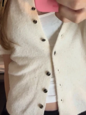 Beige kofta med knappar - LJUS KOFTA/CARDIGAN 🤍 Säljer denna superfina ljusa kofta med knappar framtill. Mjuk och skön i materialet, perfekt till både vardag och finare outfits ✨ Passar snyggt över linne eller topp. Använd fåtal gånger och i väldigt fint skick.  Storlek: xs Pris: 200 