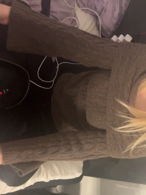 Brun stickad off shoulder tröja - Mysig brun stickad off-shoulder tröja med kabelstickat mönster. Väldigt varm och skön. Använd 1 gång 🩷