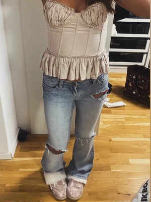 Jeans  - Säljer jeans då de har defekter ( de två sista bilderna) och dragskedjan funkar inte midjemått rakt över: 37