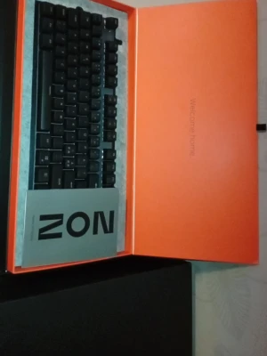 ZON mekaniskt tangentbord svart - Säljer ett svart mekaniskt tangentbord från ZON home of Victory. Tangentbordet har en kompakt design och levereras i en snygg orange förpackning. Perfekt för gaming eller skrivbordsarbete. Tangenterna är svarta och tangentbordet ansluts med kabel. Har du frågor så är det bara att hör av sig 