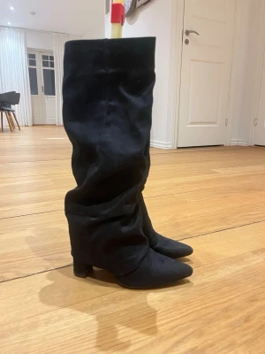 Svarta boots - Säljer ett par svarta boots som tyvärr inte kommer till användning. Endast använda en gång, och är som nya. Köptes för 950kr. Storlek 39 men passar mig som alltid har stl 38. 