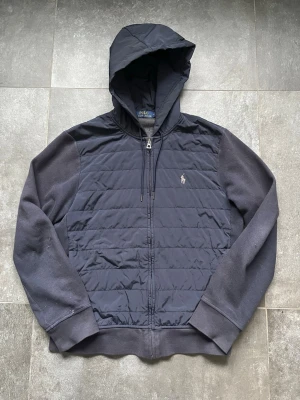 Ralph lauren cardigan  - Tjena, säljer nu denna riktigt snygga och populära Ralph lauren carfiganen, den är i bra skick men lite nopprig, alla små skavanker visas på bilderna, hör av er vid frågor och funderingar🙌🤝 