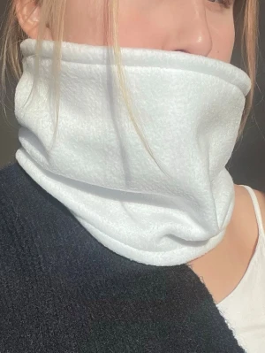 Vit fleecebuff  - söt fleecebuff, perfekt till afterski