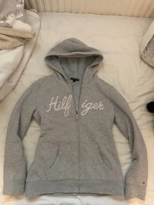 Tommy hilfiger zip up med päls - Vintage Zip up med päls på insidan från Tommy hilfiger. Aldrig använd då den är lite förkort i armarna. Köpte på Vinted för 700kr. Skriv vid funderingar💞