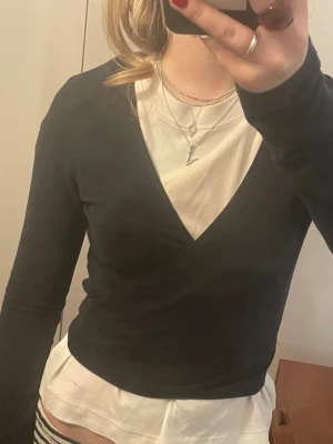 Omlott Tröja  - Brandy melville omlott knyt tröja. Köpt på Sellpy och kommer inte till användning mer. Det står ingen storlek men skulle säga xs-s. Väldigt mörkblå färg. Hör av dig om du vill diskutera pris!🩷