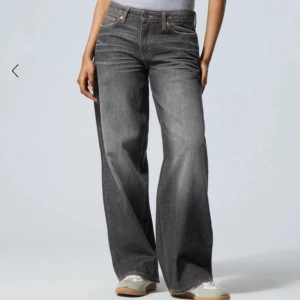 Weekday jeans - Fina jeans, gråa från weekday. Storlek w26 l32. Köpt på Plick och bilderna är inte mina :))))