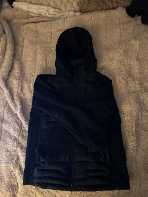 Everest jacka - jätte bra jacka kommer passa alla för att det unisex, jag gillade den här jacka men det blev liten för mig så om ni vill köpa skriv mig (storlek 146-152)