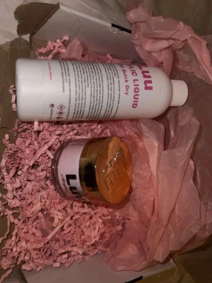 Luu akrylkit för naglar rosa - Säljer ett akrylkit för naglar från Luu med akrylpulver i ljusrosa och en flaska akrylväska. Perfekt för att skapa snygga och hållbara naglar hemma. Locket på burken är guldigt och flaskan är vit med rosa text.                                                Akrylic Liquid EMA quick dry  Luu Nails Akryl pulver ljus rosa nude  Endast använda EN gång, (öppnade)