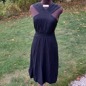 Svart långklänning med öppen rygg - Säljer en elegant svart långklänning från & Other Stories Paris Atelier. Klänningen har öppen rygg😍✨️♠️Superbra skick, tyvärr för liten för mig. Dragkedja på sidan. Det är bara att skriva om man har frågor!😊💖