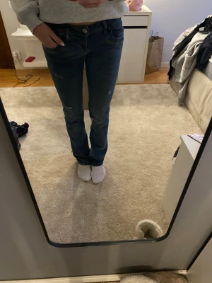 Blå bootcut jeans med slitningar Ltb - Säljer ett par blå bootcut jeans med slitningar på knäna från Ltb i storlek 28/32, jeansen är använda men de finns inge tecken på användning. Nypris: 800 kr, pris går att sirligera vid snabb affär. Säljer då dom inte kommer till användning längre. Har ni några frågor är det bara att höra av sig💕