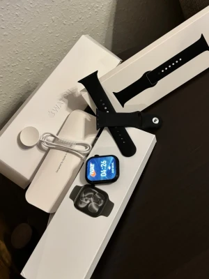 Apple Watch  - Jag fick den som present, men är inget fän av Apple Watch klockor, därför säljer jag den. Ny pris ligger runt 4000-45000kr. Apple Watch Nike med svart aluminiumboett och svart silikonarmband. Klockan har en fyrkantig form, digital display och Nike-tema på urtavlan. Medföljer laddkabel och originalförpackning. Perfekt för dig som gillar sportig design och smarta funktioner.