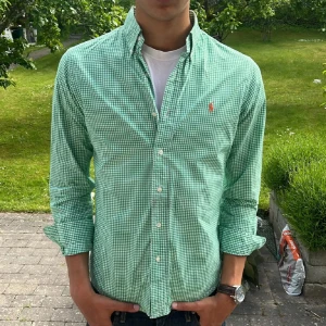  Ralph Lauren skjorta - Snygg grön rutig skjorta från Ralph Lauren med klassisk button-down krage och broderad logga på bröstet. Skjortan är tillverkad i mjuk bomull. Perfekt för en chill och stilren look. Pris 589kr, kan diskuteras