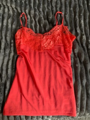 Topp - Korall färgad topp. Jätte fin men passar inte mig. Kolla super duper gärna in min profil 🤗🩷