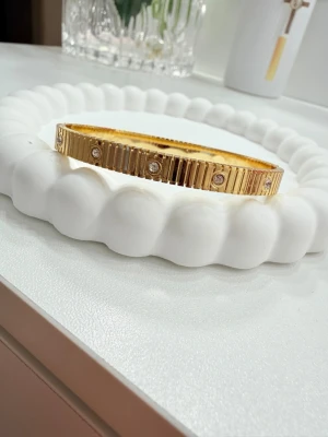 18k guldpläterat armband  - Stilrent armband i rostfritt stål med 18K guldplätering. Lätt att matcha – passar till allt.