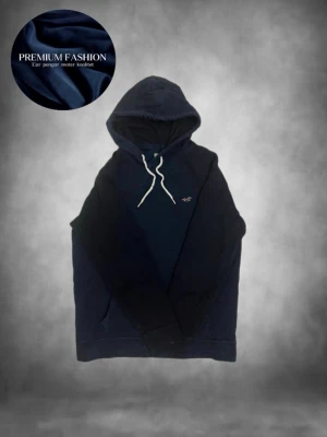 Mörkblå hoodie från Hollister - Tjenaret ! Säljer nu en tvär fet mörkblå hoodie från Hollister i storlek L. Mycket bra skick inga defekter, killen på bilden är ca 185! Hör av dig vid mist lilla MVH premium fashion 